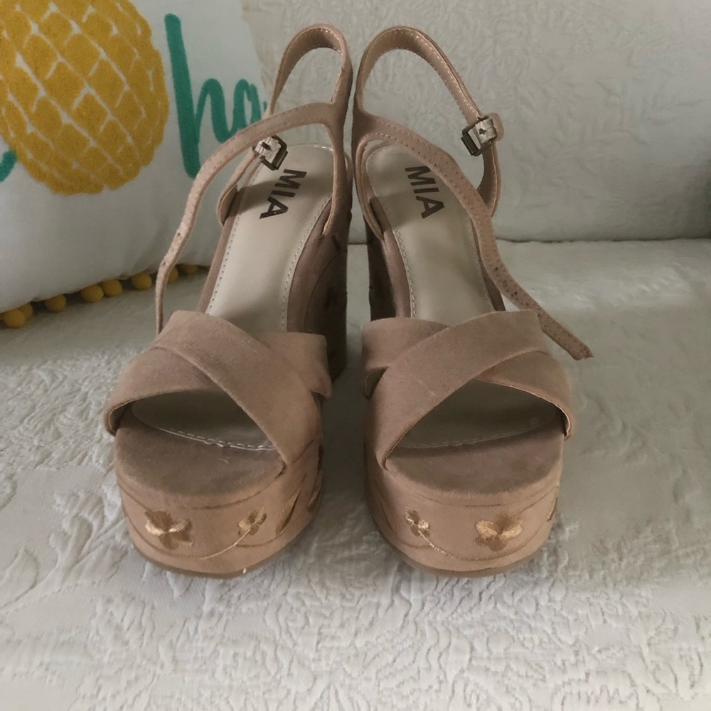 Mia beige wedges. Sz 6 - Picture 2 of 5